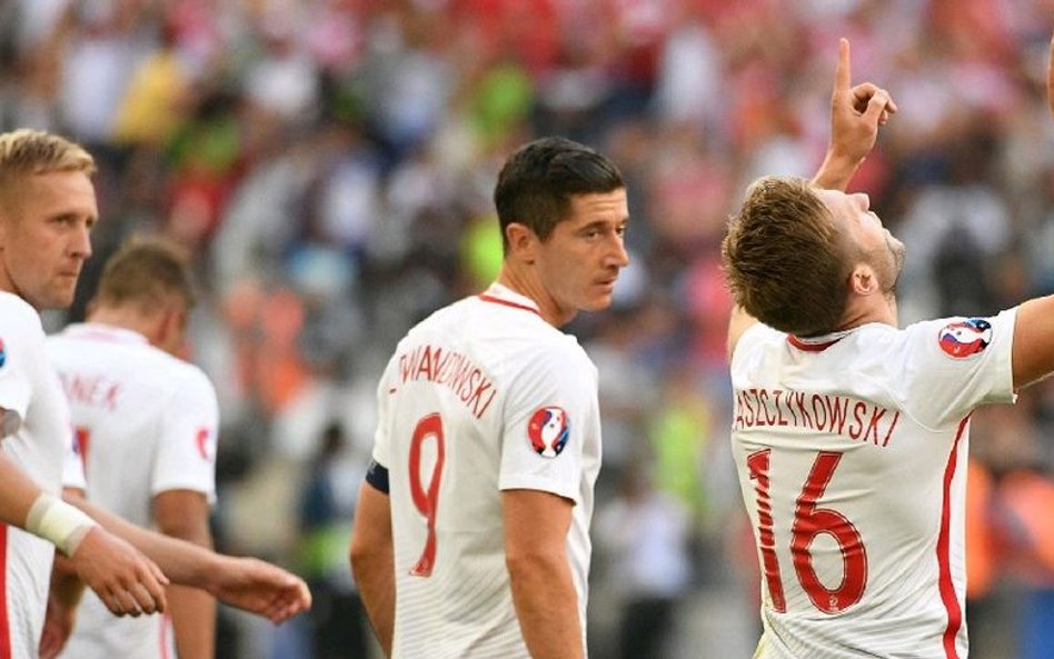 Kuba Błaszczykowski wszedł na boisko po przerwie i po 9 minutach zdobył gola. Obok (od lewej) Kamil 