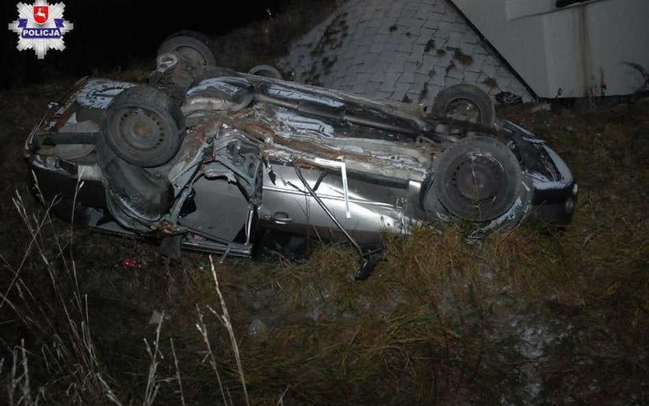 Kierowca tego forda po wypadku uciekł z miejsca zdarzenia. Na miejscu zostawił ranną pasażerkę.