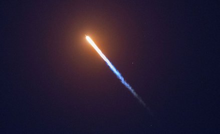 Rakieta SpaceX efektownie rozświetliła niebo nad Kalifornią. Pierwsze takie lądowanie