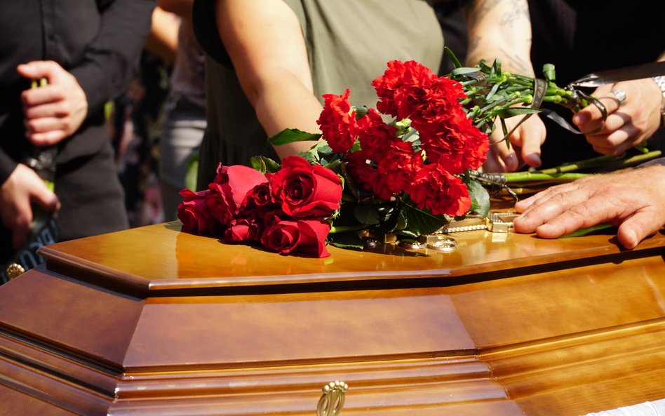 Sekcje bez zbędnej zwłoki, ale nie w Warszawie. Rodziny muszą czekać nawet miesiąc