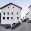 Zabytkowe budynki muzeum górują nad miejscowością Susch.