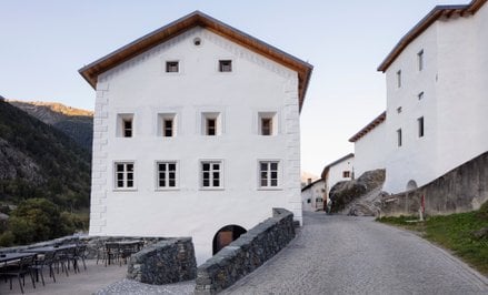Zabytkowe budynki muzeum górują nad miejscowością Susch.