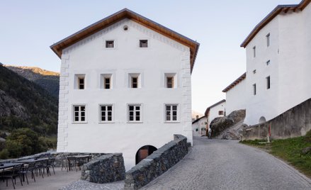 Zabytkowe budynki muzeum górują nad miejscowością Susch.