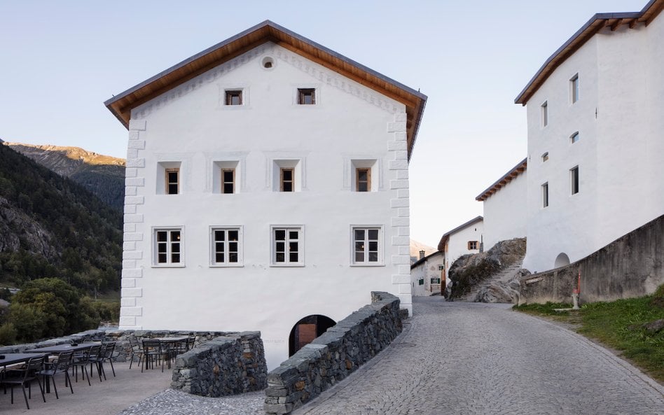 Zabytkowe budynki muzeum górują nad miejscowością Susch.