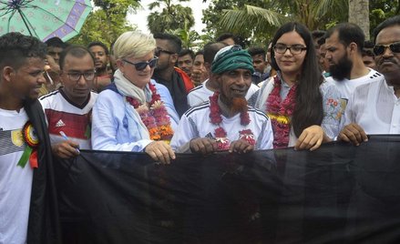 Rolnik z Bangladeszu uszył niemiecką flagę. Ma 5,5 km