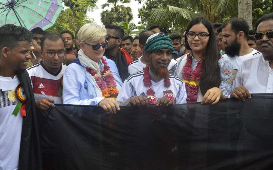 Rolnik z Bangladeszu uszył niemiecką flagę. Ma 5,5 km