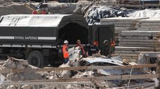 Patrol saperski na terenie budowy w Warszawie