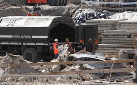 Patrol saperski na terenie budowy w Warszawie