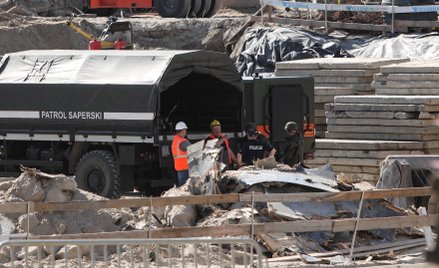 Patrol saperski na terenie budowy w Warszawie