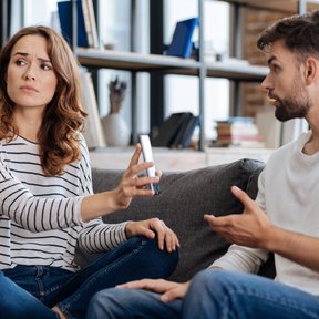 Badania nad mikrozdradą pokazują, że obejmuje ona m.in. flirt, sekretne komunikowanie się, budowanie