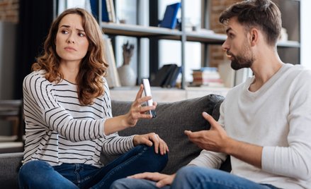 Badania nad mikrozdradą pokazują, że obejmuje ona m.in. flirt, sekretne komunikowanie się, budowanie