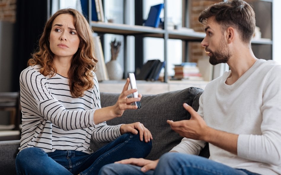 Badania nad mikrozdradą pokazują, że obejmuje ona m.in. flirt, sekretne komunikowanie się, budowanie