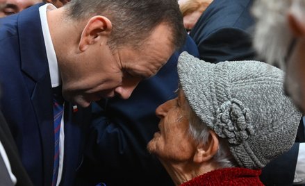 Prezydent RP Karol Nawrocki (L) podczas spotkania z seniorami w Sochaczewie