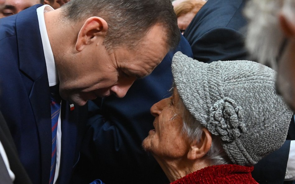 Prezydent RP Karol Nawrocki (L) podczas spotkania z seniorami w Sochaczewie