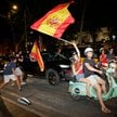 Kibice w Hiszpanii świętujący zwycięstwo na mundialu
