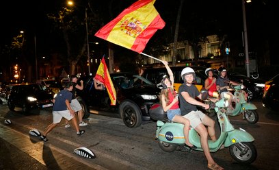 Kibice w Hiszpanii świętujący zwycięstwo na mundialu