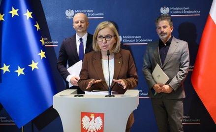 Minister klimatu i środowiska Paulina Hennig-Kloska (C)