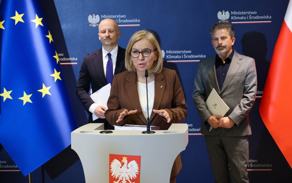 Minister klimatu i środowiska Paulina Hennig-Kloska (C)