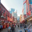 Bazar Dongdaemun w centrum Seulu. Atrakcja turystyczna, centrum lokalnego folkloru miejskiego, miejs