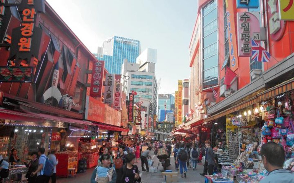 Bazar Dongdaemun w centrum Seulu. Atrakcja turystyczna, centrum lokalnego folkloru miejskiego, miejs