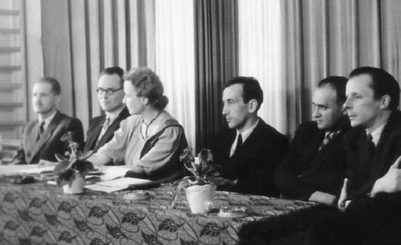 Wspólnota (1): W jury literackiej nagrody młodych Stowarzyszenia PAX, rok 1954. Tadeusz Mazowiecki t