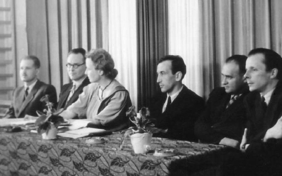 Wspólnota (1): W jury literackiej nagrody młodych Stowarzyszenia PAX, rok 1954. Tadeusz Mazowiecki t