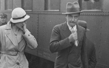 Zdjęcie pełne napięcia. Andrzej Dembiński wita Lodę Halamę po powrocie z…, 13 sierpnia 1933 roku.