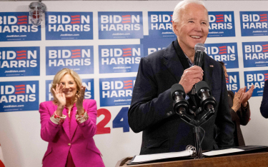Joe Biden wygrał swoje pierwsze prawybory. Nawet żona Jill Biden (z tyłu) bije mu brawo