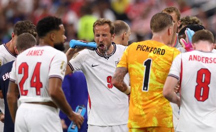 Napastnik angielskiej reprezentacji Harry Kane podczas przerwy na nawodnienie w trakcie meczu z Chor