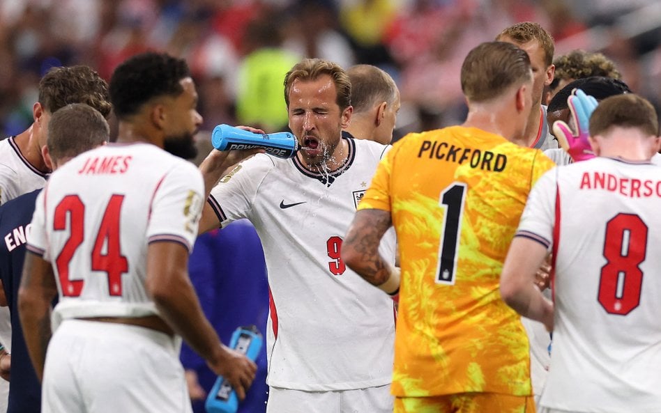 Napastnik angielskiej reprezentacji Harry Kane podczas przerwy na nawodnienie w trakcie meczu z Chor