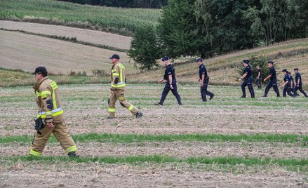 Funkcjonariusze w rejonie, w którym dron spadł w sobotę (w pobliżu miejscowości Majdan-Sielec)