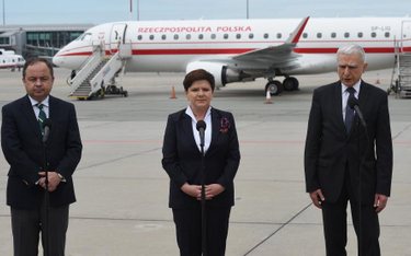 Premier Beata Szydło (C), wiceminister spraw zagranicznych Konrad Szymański (L) oraz sekretarz stanu