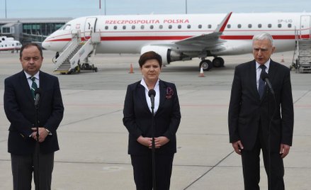 Premier Beata Szydło (C), wiceminister spraw zagranicznych Konrad Szymański (L) oraz sekretarz stanu