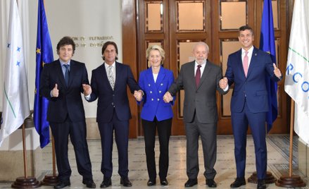 Od lewej: prezydent Argentyny Javier Milei, prezydent Urugwaju Luis Lacalle Pou, szefowa KE Ursula v