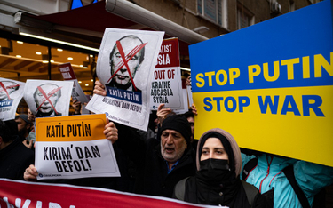 Przeciwko najazdowi Rosji na Ukrainę odbywają się na całym świecie protesty. Na zdjęciu protest prze