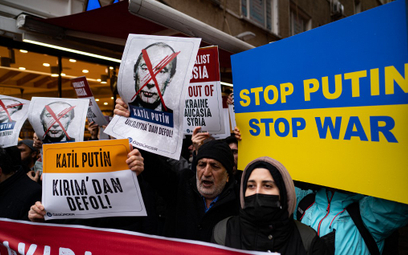 Przeciwko najazdowi Rosji na Ukrainę odbywają się na całym świecie protesty. Na zdjęciu protest prze