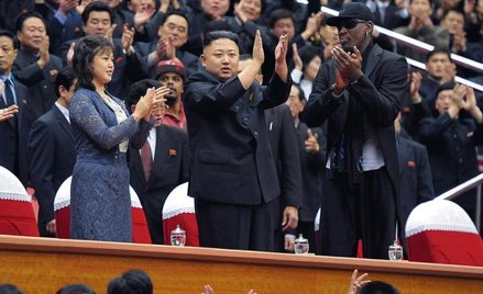 Kim Dzong Un, jego żona Ri Sol-Ju i Dennis Rodman podczas wizyty amerykańskiego koszykarza w Pjongja