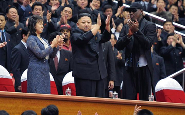 Kim Dzong Un, jego żona Ri Sol-Ju i Dennis Rodman podczas wizyty amerykańskiego koszykarza w Pjongja