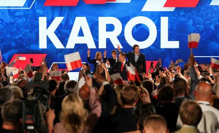 Karol Nawrocki wraz z rodziną podczas wieczoru wyborczego