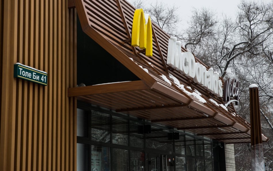 Zamkniety lokal McDonald's w Ałamaty