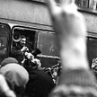 Lech Wałęsa podczas triumfalnego wyjścia z sądu