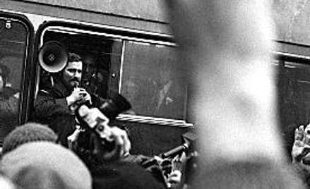 Lech Wałęsa podczas triumfalnego wyjścia z sądu