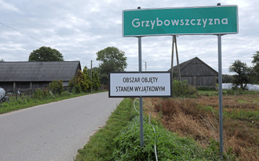 Tablica w Grzybowszczyźnie informująca o stanie wyjątkowym na obszarze przygranicznym województw pod
