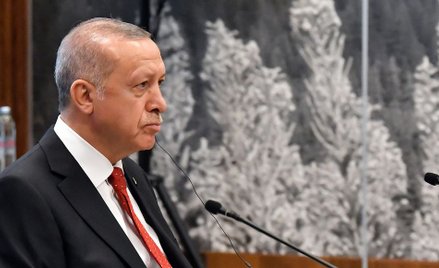 Prezydent Erdogan brnie w kłopoty