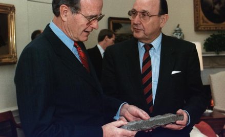 Hans-Dietrich Genscher (z prawej), były minister spraw zagranicznych RFN, w 1942 r. wstąpił do Hitle