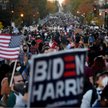 Biały Dom w Waszyngtonie - tłumy świętują zwycięstwo Bidena