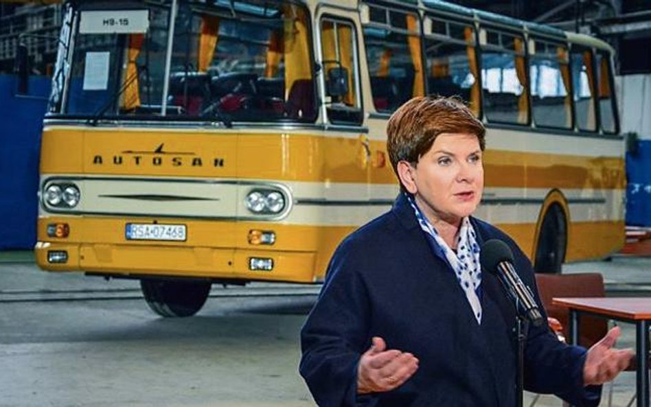 Premier Szydło zapowiadała w 2016 r. cud gospodarczy w Autosanie, nie wspomniała, że na koszt fabryk