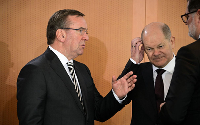 Minister obrony Niemiec Boris Pistorius (z lewej) i kanclerz Olaf Scholz