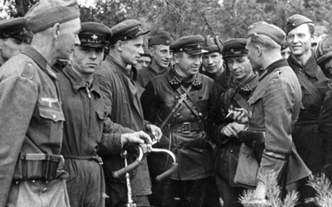 Żołnierze Wehrmachtu z żołnierzami Armii Czerwonej w okolicy Brześcia, 20 września 1939 rok. (Bundes