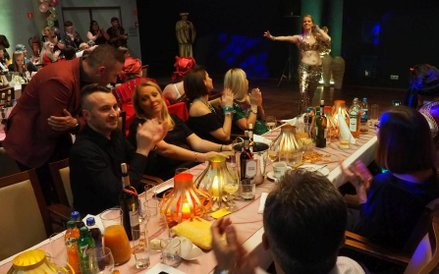 Punktem kulminacyjnym była kolacja i zabawa w stylu orientalnym, którą urozmaicił wytęp tancerki brz